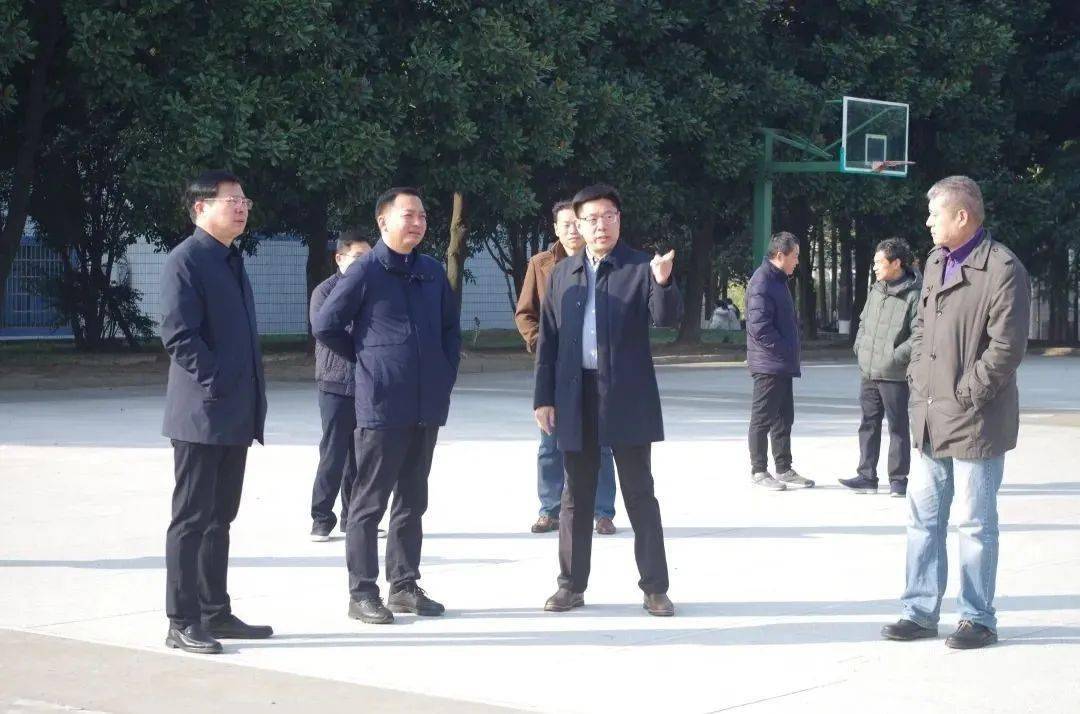 钟祥市实验中学党委书记,校长华银锋现场汇报学校改扩建项目的进展