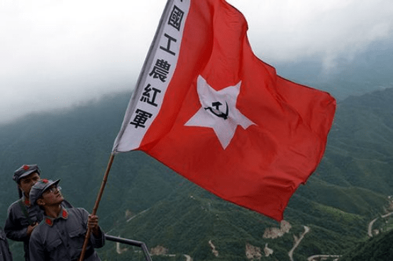 看大家都不愿意做旗手,陈光首先站出来,用洪亮的声音吼了一声:"报告