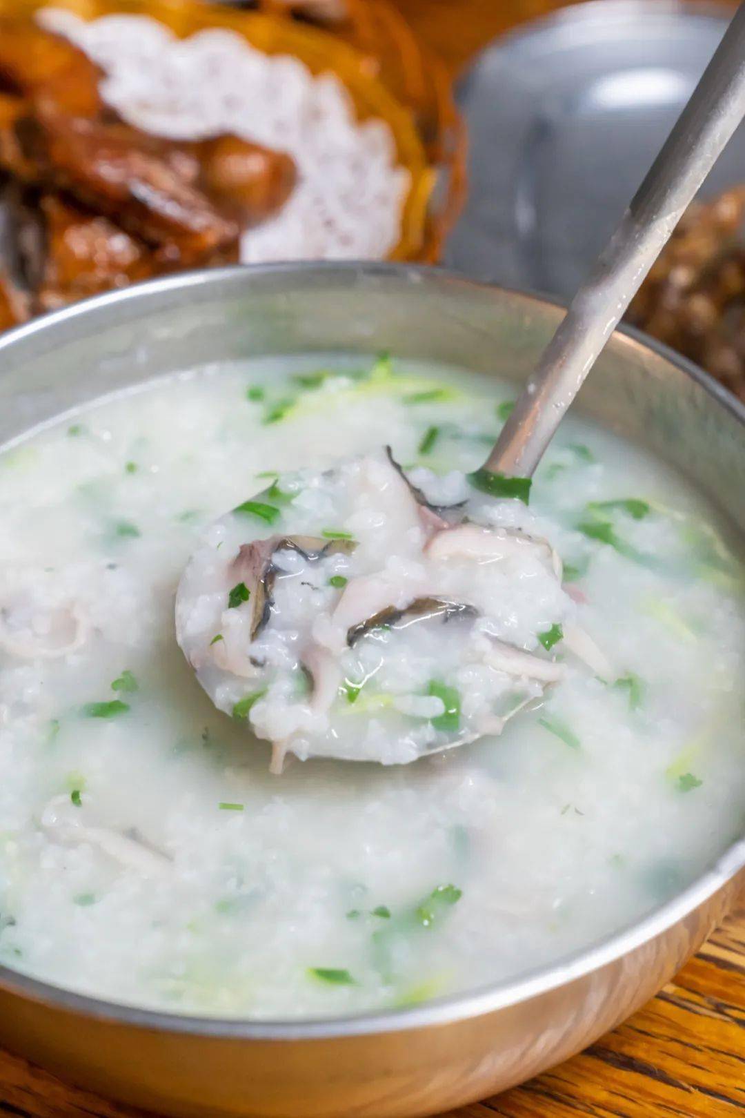 他家招牌是顺德鲫鱼粥,一鱼两吃,粥 清蒸.