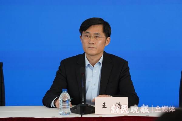 市卫健委主任邬惊雷,嘉定区副区长王浩,市新冠肺炎医疗救治专家组成员