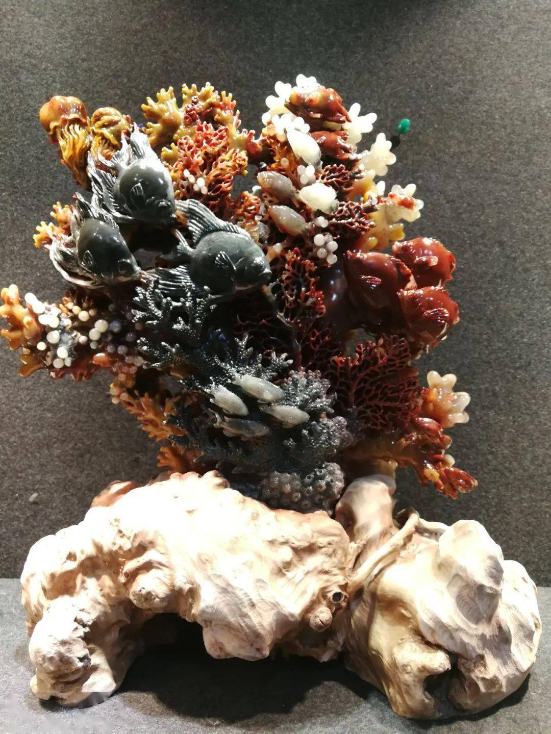 师从林志峰和中国玉雕大师郑继.