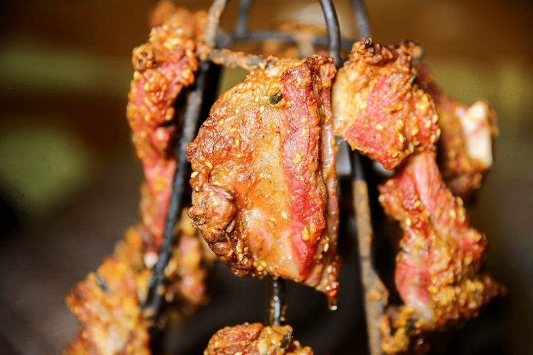 架子肉和烤包子是一家人,都是从馕坑里出来的.