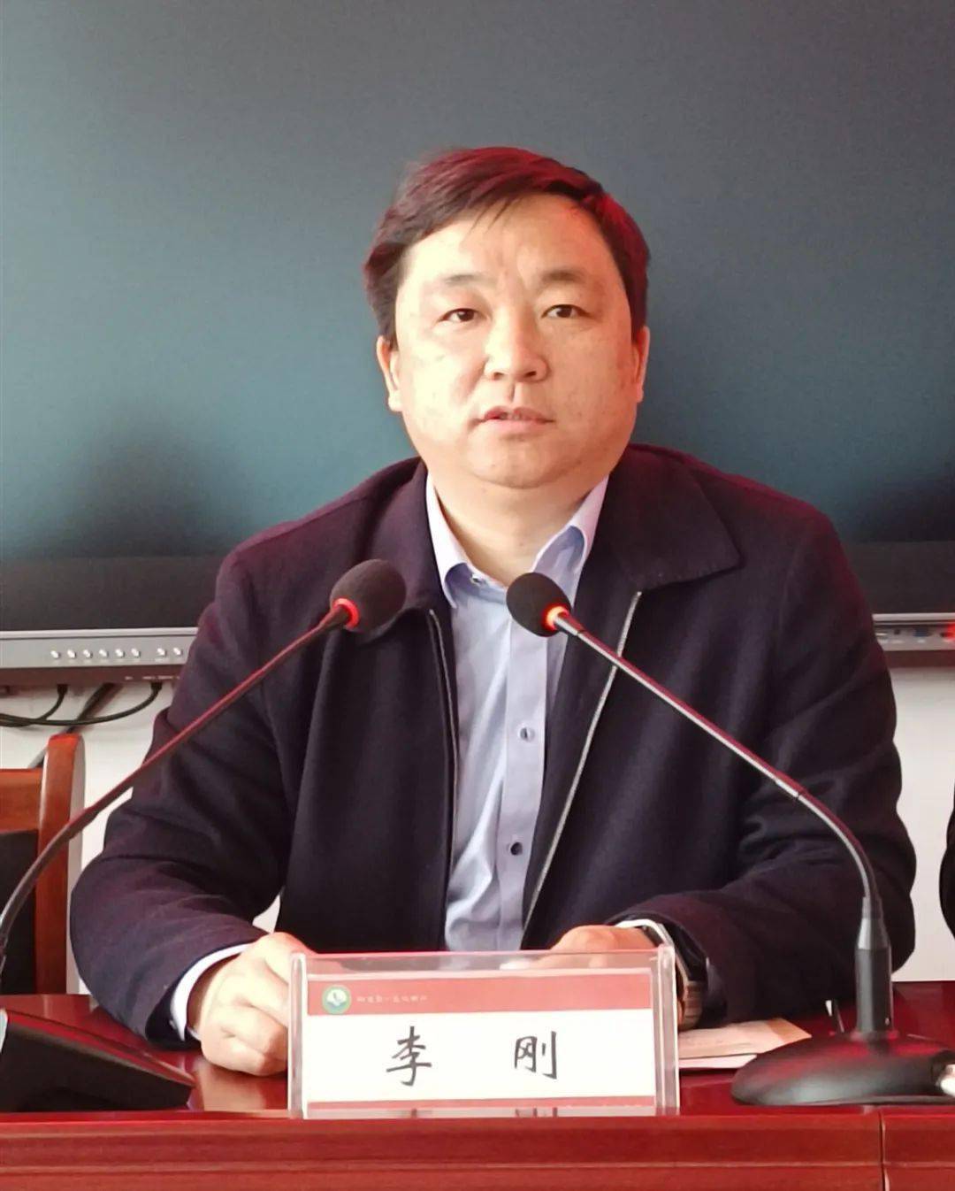 会议由校长李刚主持;全体班主任,副主任以上领导参加会议.