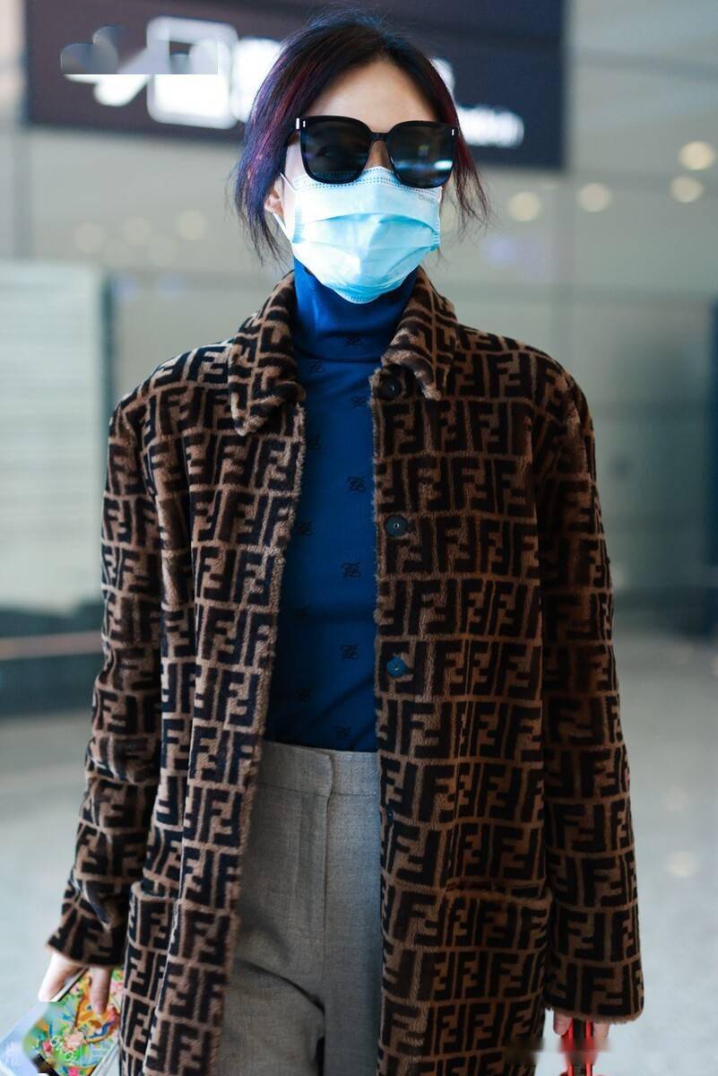 谭卓身穿芬迪大衣搭灰色休闲裤现身机场戴墨镜休闲随性_芬迪_谭卓