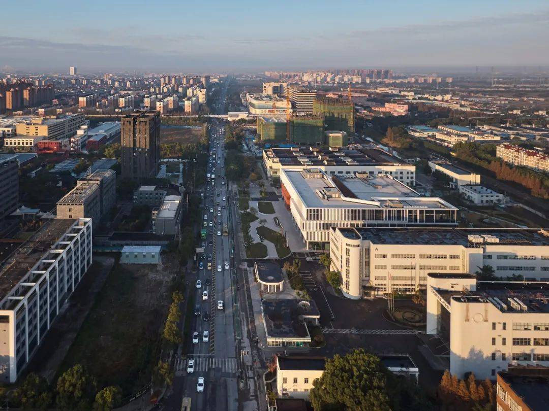 基地位于剑川路与北侧铁路的夹缝地带08朱清言大零号湾行政服务中心