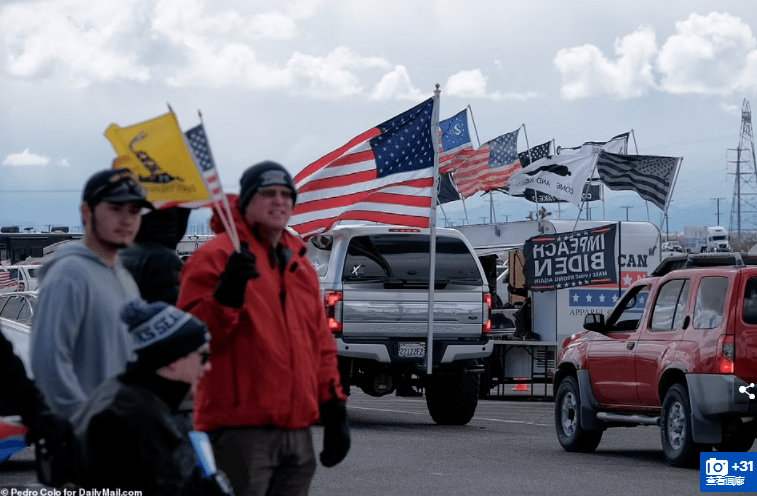 自由车队是由20多辆18轮卡车以及大约50辆皮卡,休闲车组成.