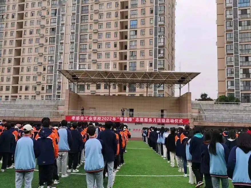 文昌中学,实验小学开展了清理校园绿化带活动.