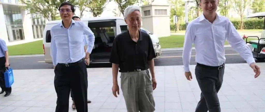 大街上,为什么看不到退休官员溜达_杨雄_生活_内心