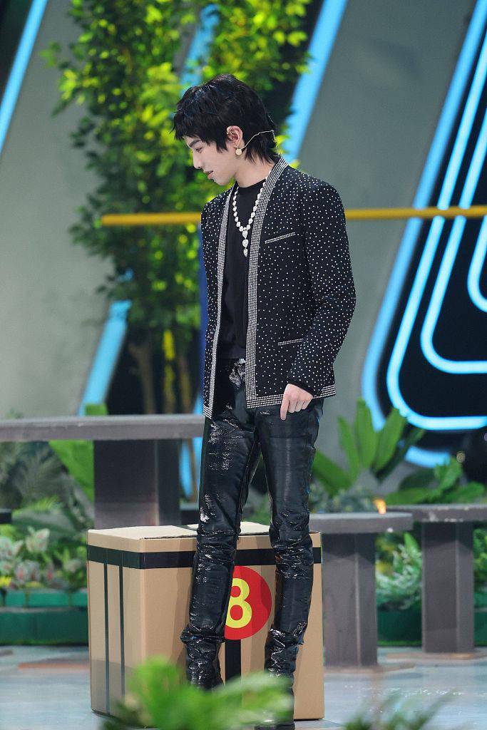 华晨宇现身综艺《王牌对王牌7》 着黑色套装帅气有型