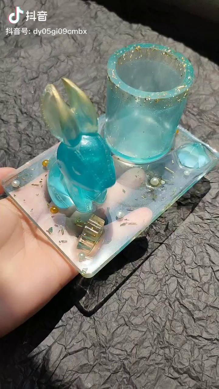 小雅手作滴胶裁缝兔笔筒摆台滴胶脱模滴胶手工手工diy