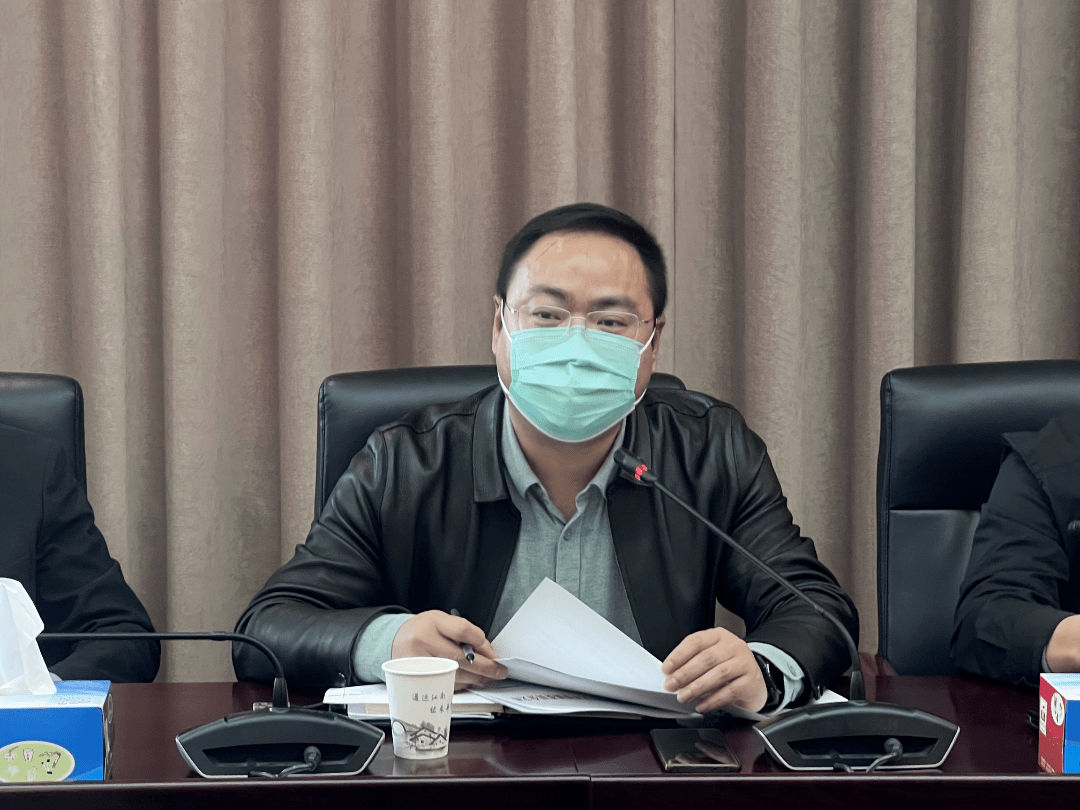 会上,第一代表小组组长张冬华,第二代表小组组长姚能先后向小组全体