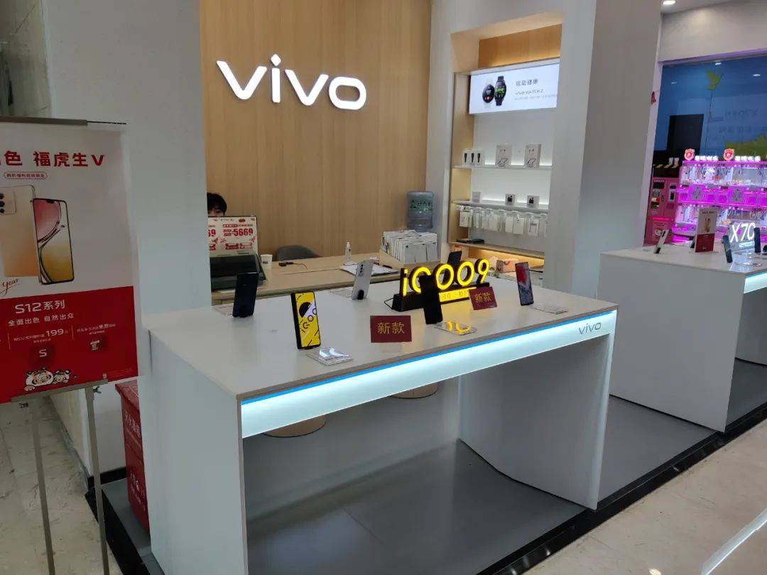 vivo门店中的iqoo柜台 奇偶派拍摄可以看到,在打出了第一张性价比牌