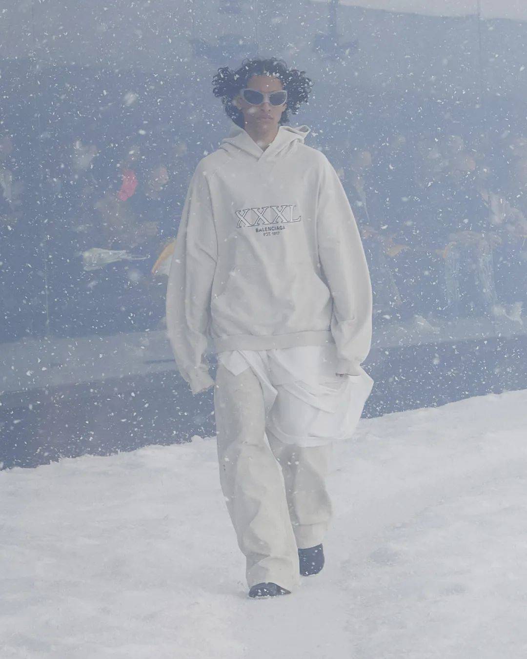 服装BALENCIAGA冒雪走秀，想传达什么？