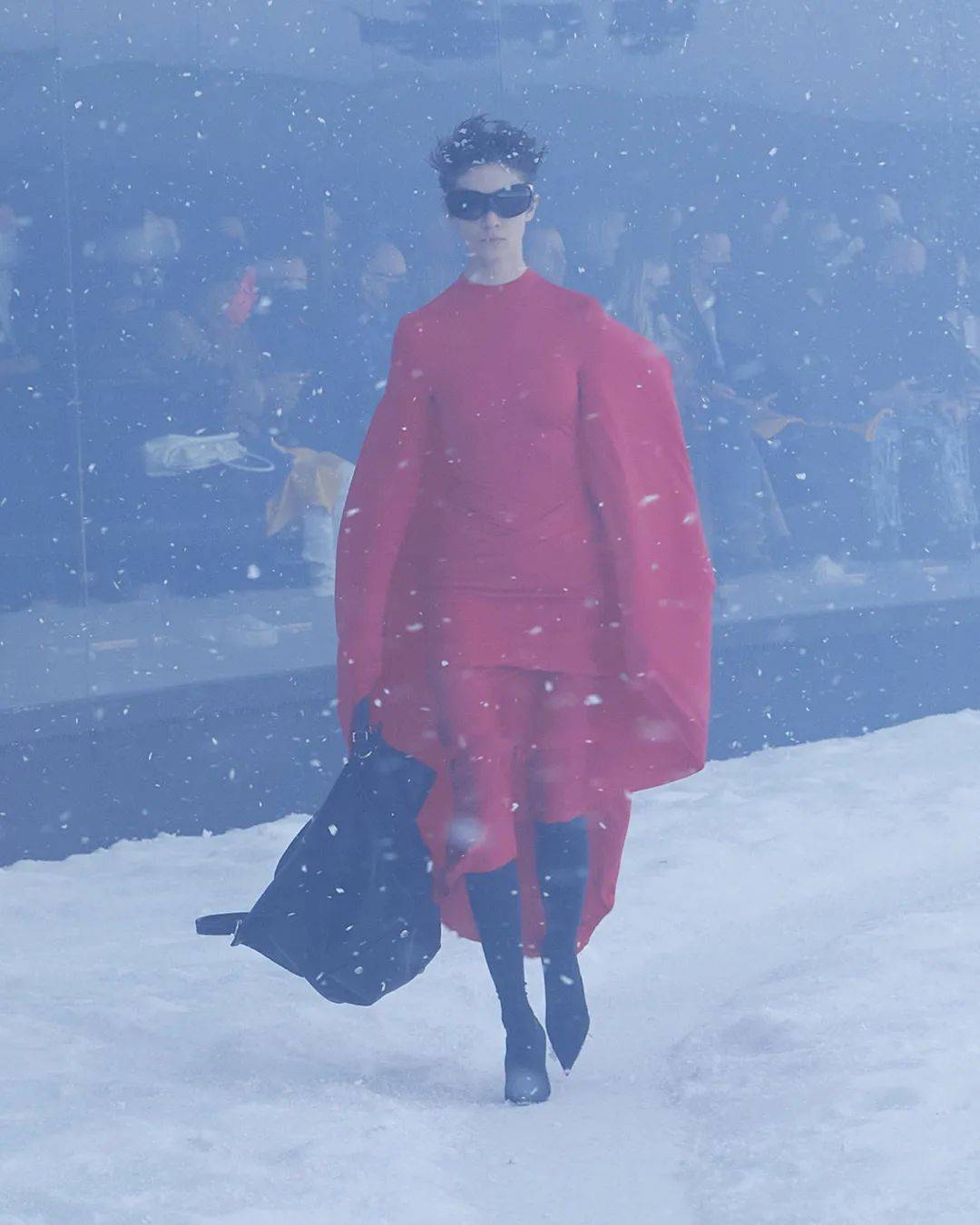 冒雪 BALENCIAGA冒雪走秀，想传达什么？