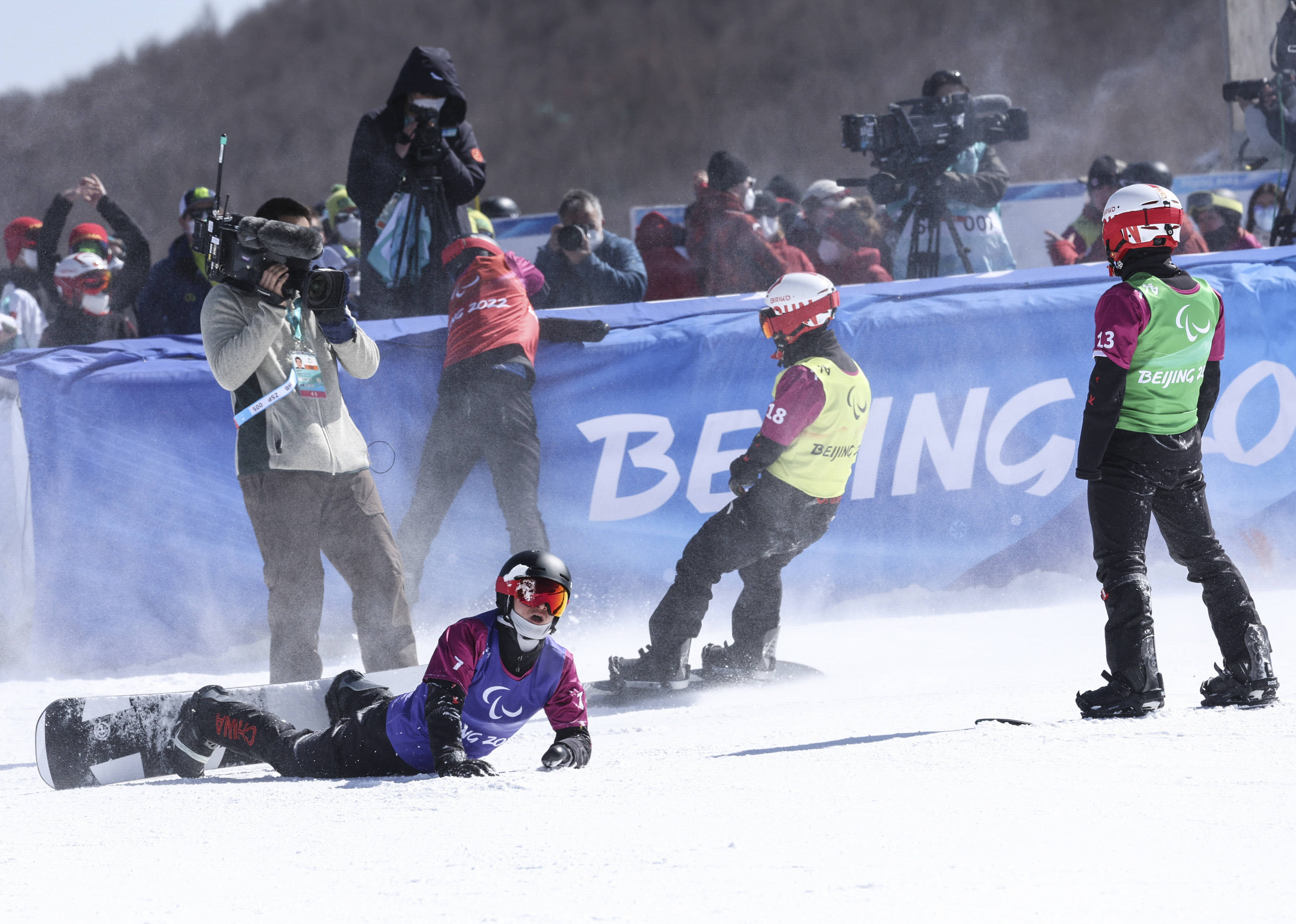 男子|残奥单板滑雪——中国选手包揽男子障碍追逐比赛前三名