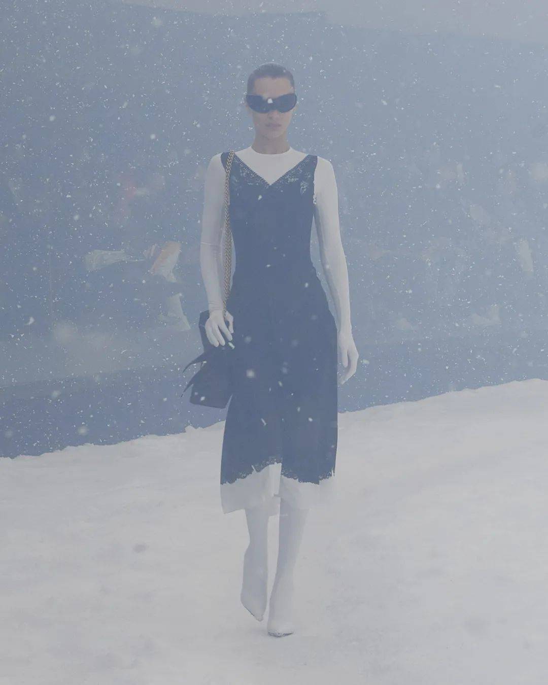 服装BALENCIAGA冒雪走秀，想传达什么？