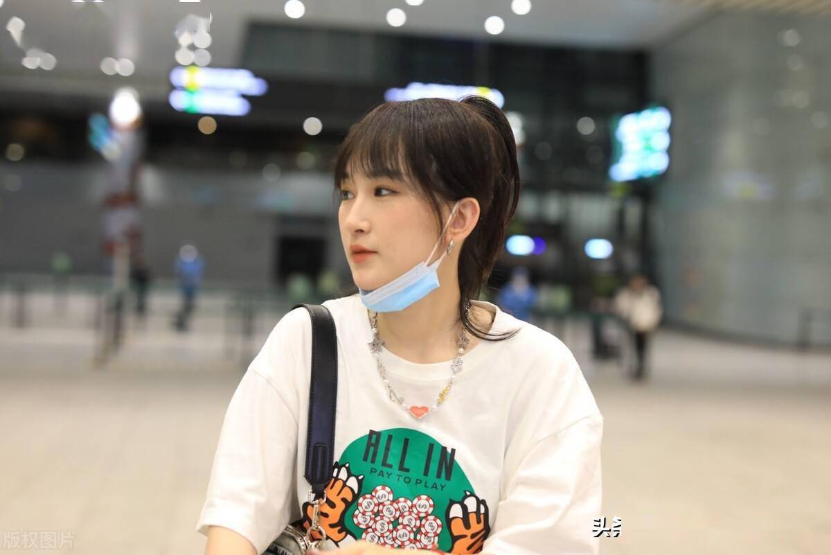 苏北北白色t恤搭迷你短裙清爽靓丽可爱的小性感