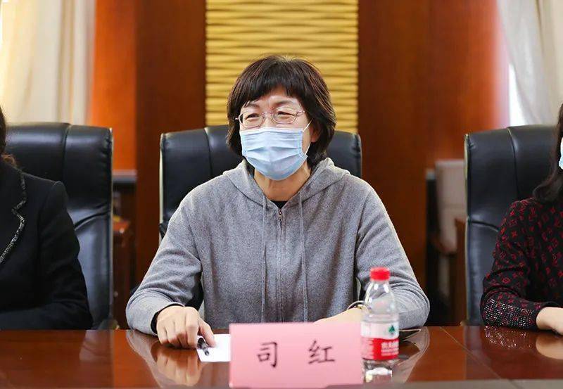 智坤图 西语学院辅导员李钰婷图 产业处饮食服务中心员工代表张文玲图