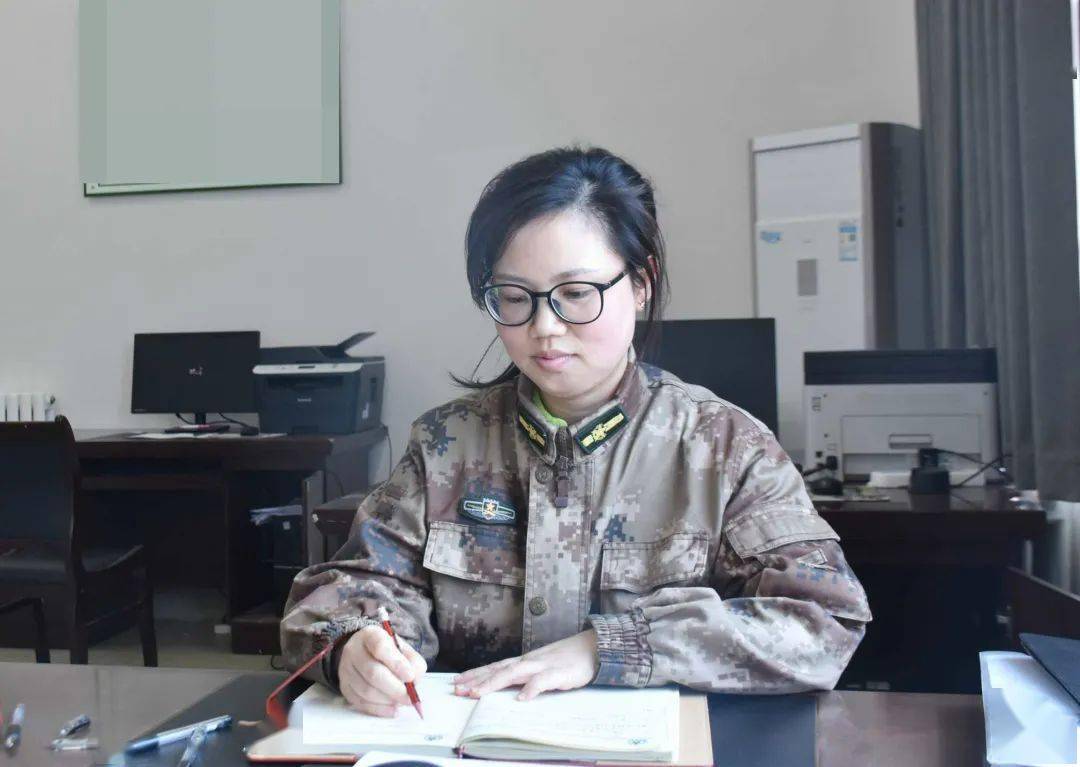 河南省长垣市人武部5名女职工和教练员参加工作以来,工作不讲价钱