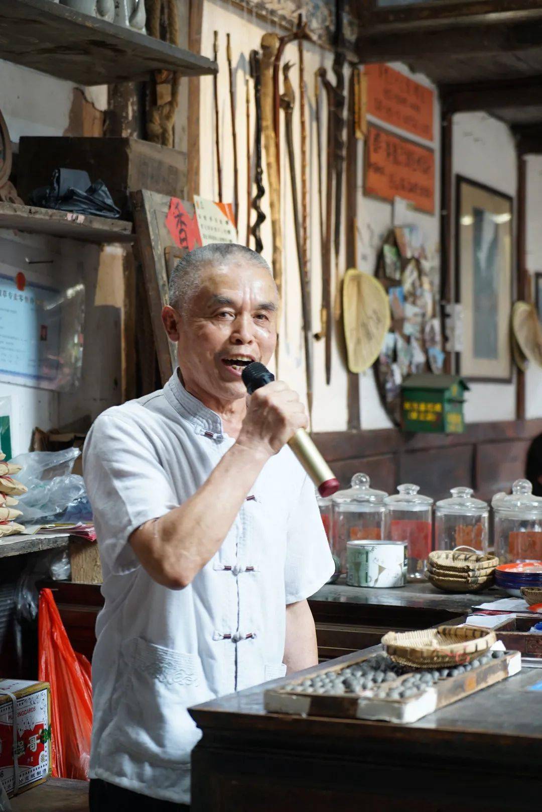 黄龙溪古镇上的年轻人