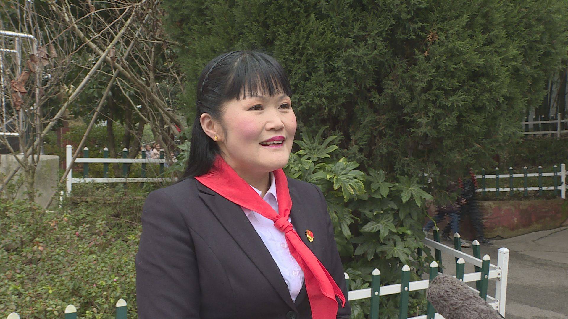 在县丹江小学四年级(5)班的"传承民族文化"主题班会上,杨秀娟正和老师