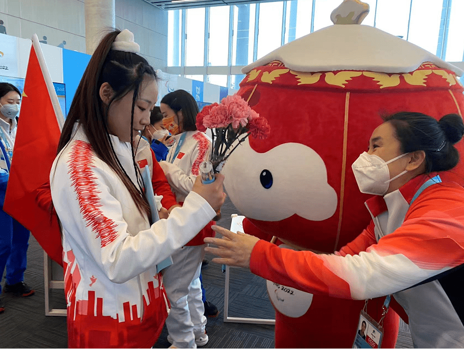 来源|在冬残奥村“上班”的雪容融，特意为梦秋过了一个生日