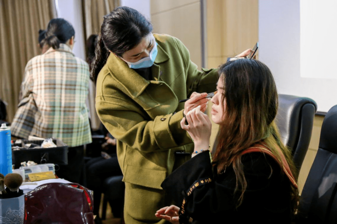活动宁德市妇联举办“做新时代魅力女性，绽放半边天别样风采”形象管理知识讲座