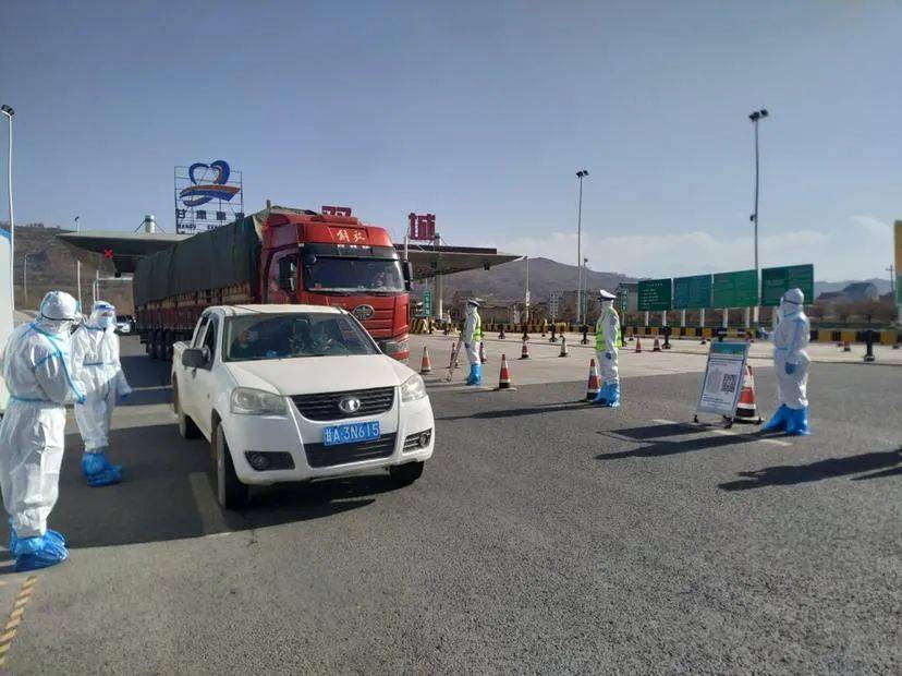 3月7日,在临合高速双城收费站疫情防控检查点,工作人员正在对过往人员