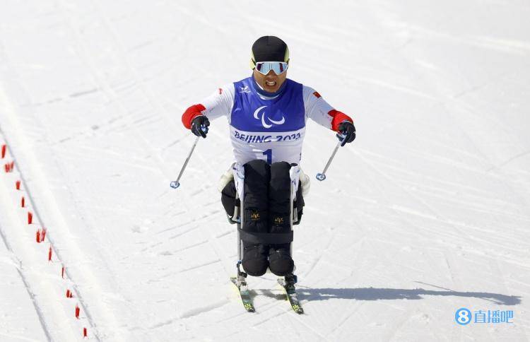 中国队|中国队第9金，个人第2金！郑鹏夺越野滑雪男子短距离坐姿决赛冠军