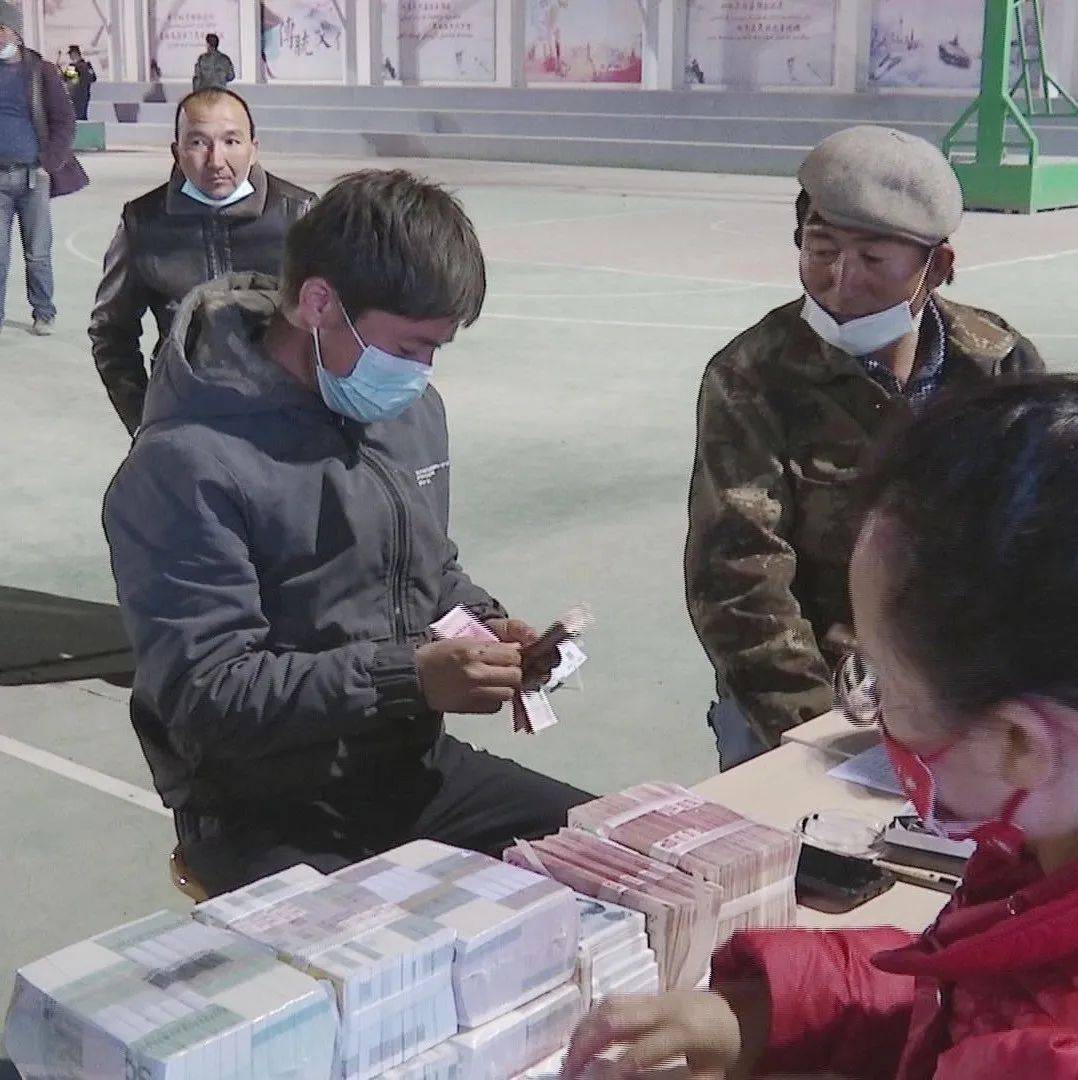 发钱啦！270万元发至农民手中_工作_哈拉玉宫乡_乡里