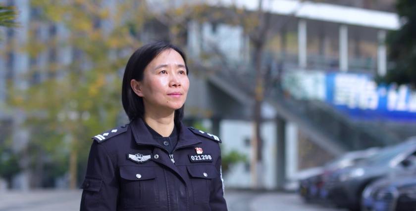 致敬了不起的她杨霞小窗口里的大担当