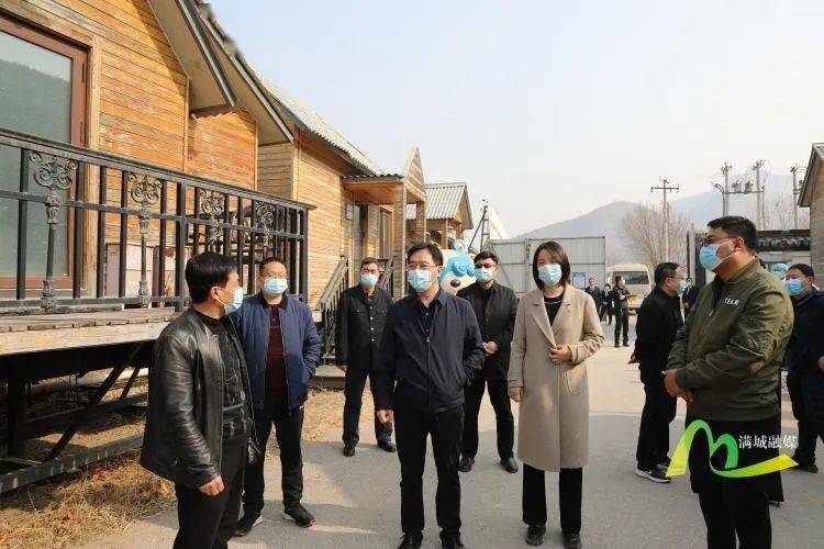 在石井乡防火检查站,晏中亚扫取现场工作人员出示的"