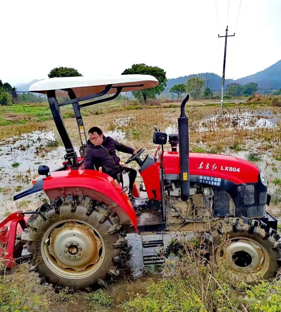 在铁石口镇的高标准农田建设现场,专业的驾驶员正操作着现代化机器翻