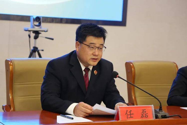 会议由院党组成员,副检察长泥燕玲主持,院党组书记,检察长任磊作动员