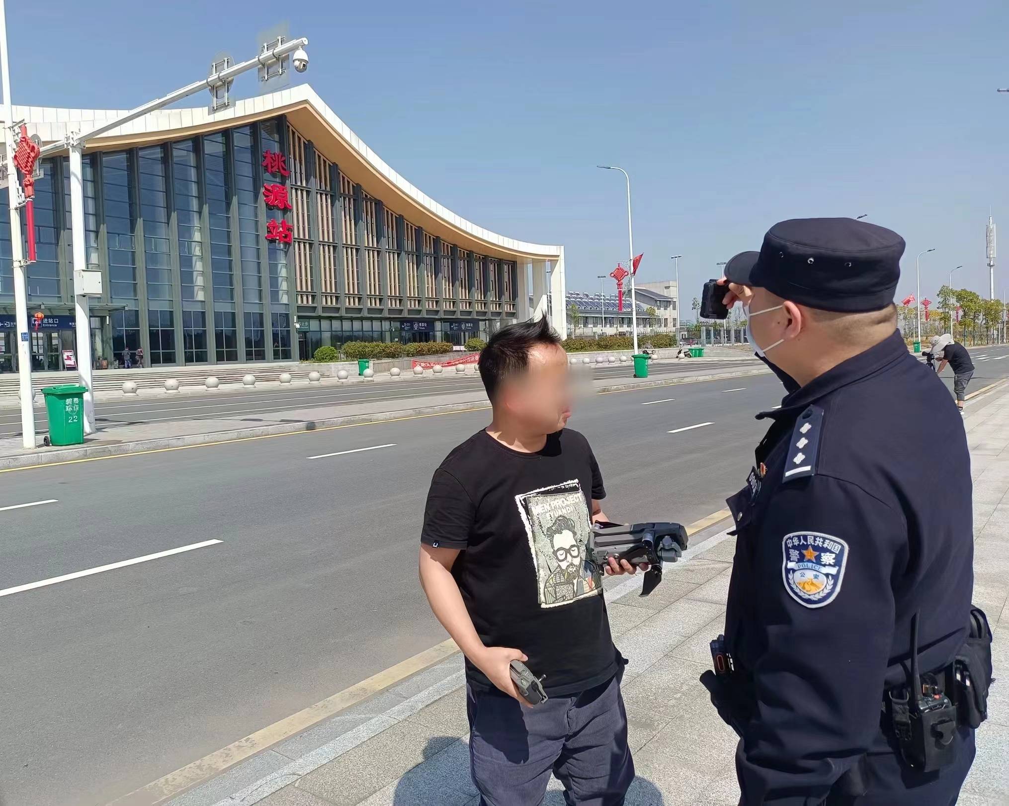 3月8日,长沙铁路公安处桃源站派出所民警查处一名在火车站上空飞行无