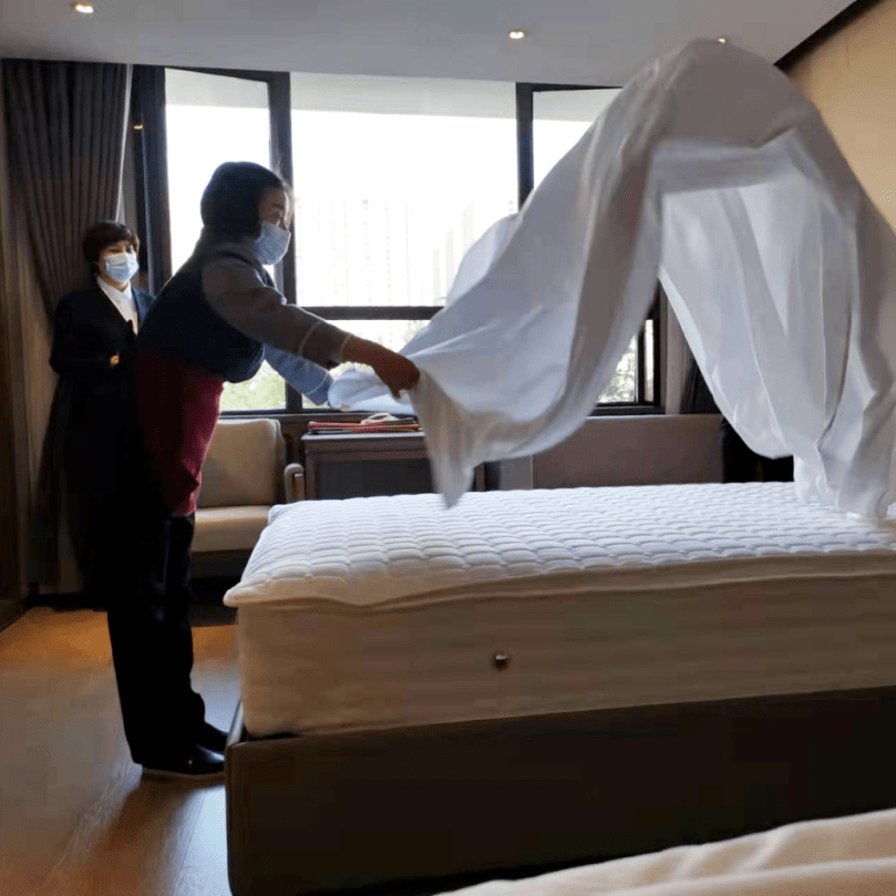 宾客在酒店居留期间,在客房停留时间最长,因此,客房部的服务与管理