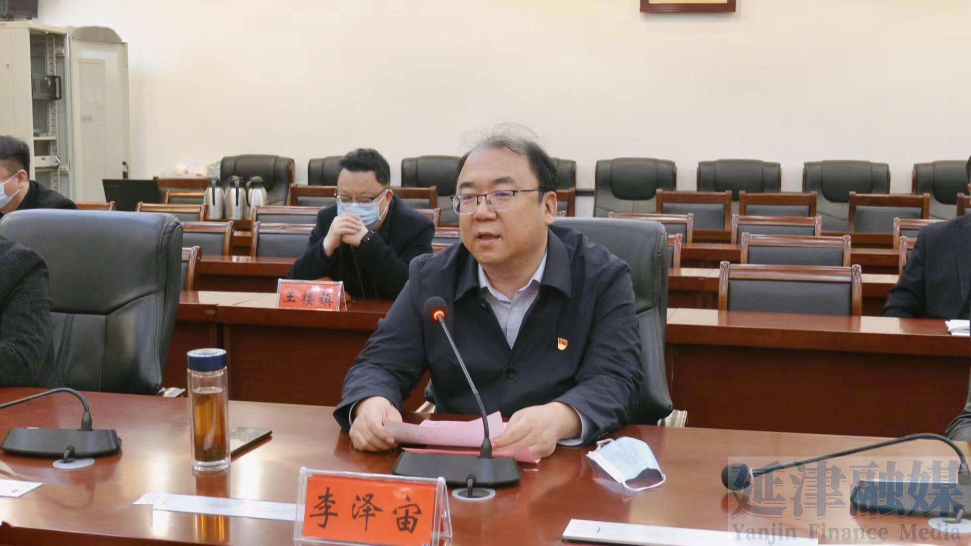 县委副书记于志杰主持签约仪式.