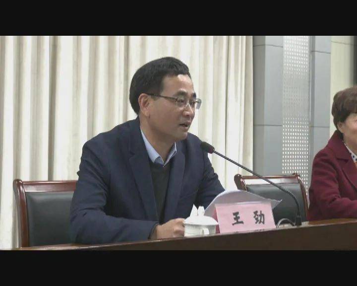 会上,王劲代表巢湖市委,市政府向广大妇女致以节日问候和诚挚祝福.