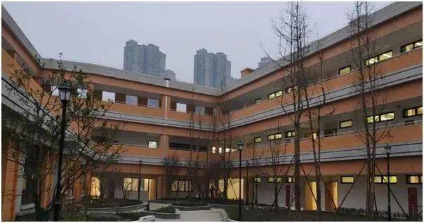 接下来,龙泉驿区计划扩建天鹅湖小学,新建蓝月亮幼儿园