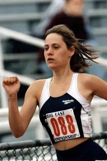 全球身高1米4,却被封“全球最美双腿”,网友:她美哭我了