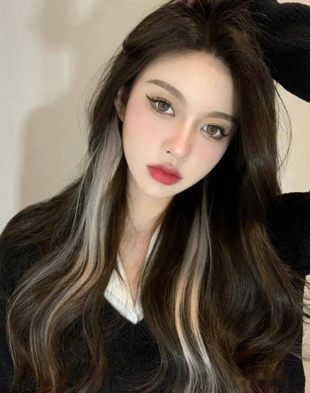 它叫"发带染",最近非常火,继刘海染挂耳染之