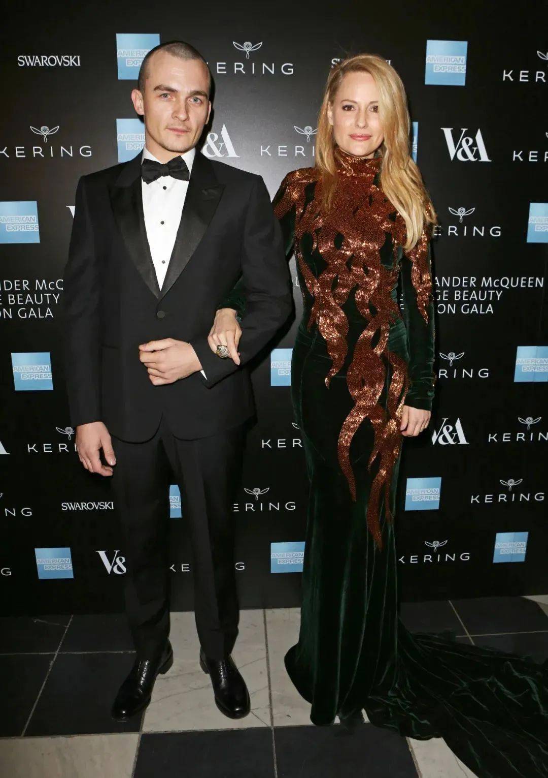 全球身高1米4,却被封“全球最美双腿”,网友:她美哭我了