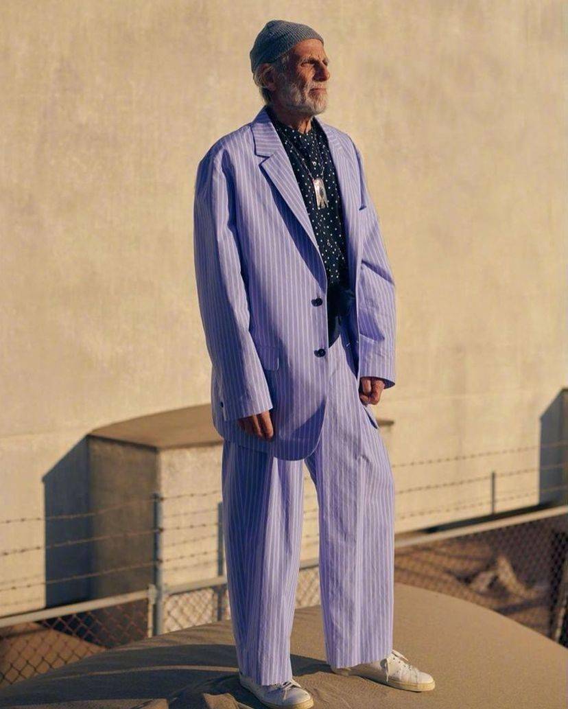 看这位外国老头,硬是穿出了模特范儿