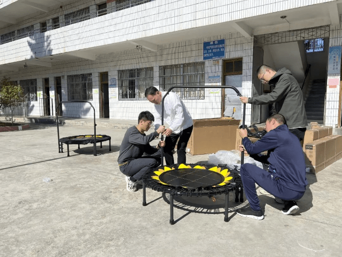 而廣東梅州地區也曾在蹦床項目上為國家和廣東培養輸送世界冠軍陳玲