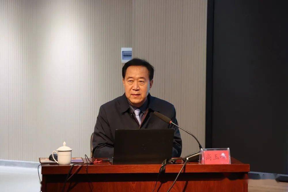 高玉峰校长结合邯郸一中的发展历史,翔实的介绍了自己"新时期办学思想