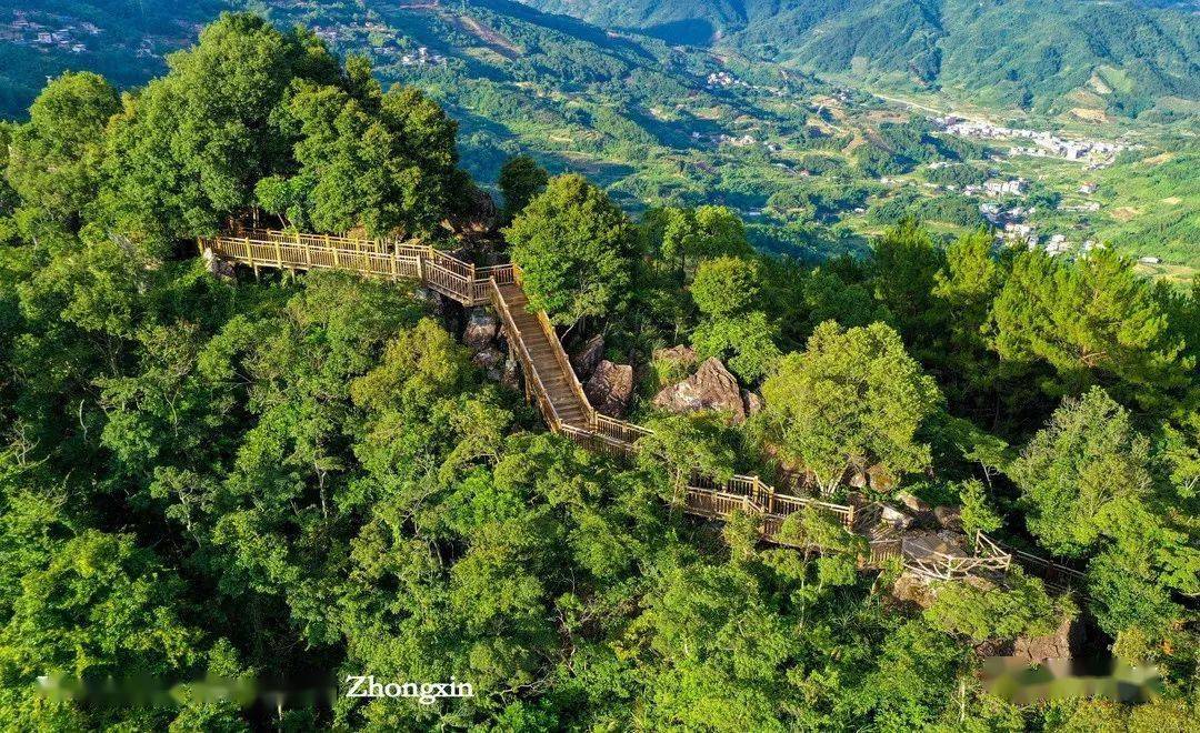 公園麒麟山景區麒麟山地質公園猶如一幅巨型山水畫山徑深幽怪石累累近