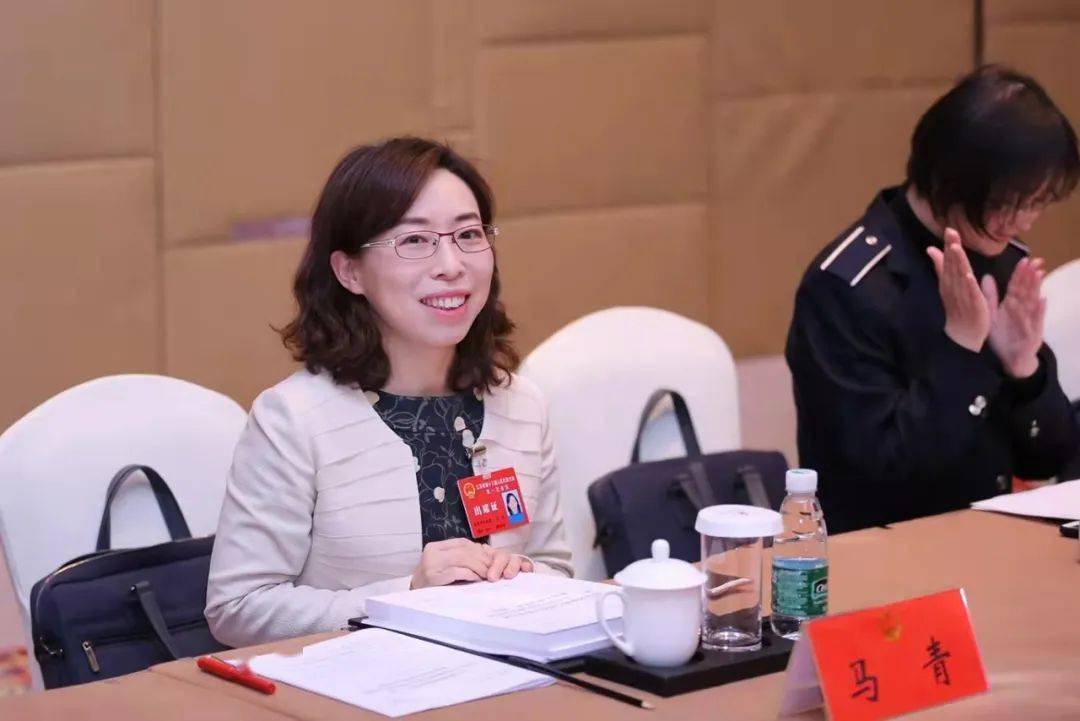 人物马青青听城市的声音