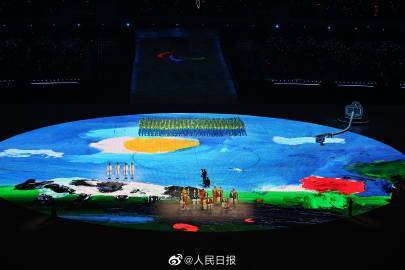 温暖又有力量！“留声机”上呈现出“爱”的字样造型