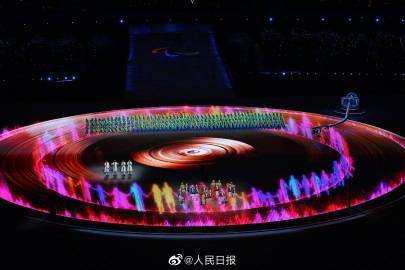 温暖又有力量！“留声机”上呈现出“爱”的字样造型