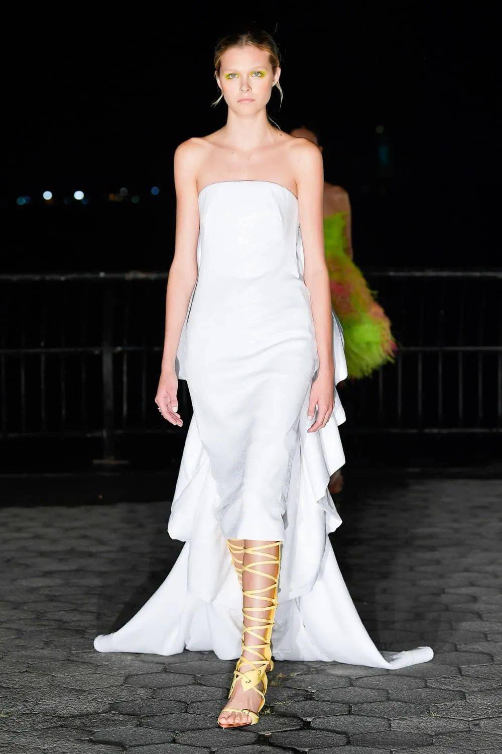 秀场秀场上的小白裙